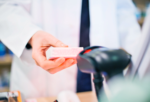 Photo d'un pharmacien qui scanne une boîte de médicament