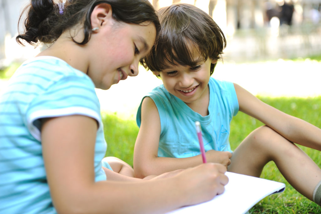 Photo two children in a garden